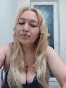Snapshot of LexaVelure chatting on 4, 5, 2026 LexaVelure online show from 4, 5, 2026