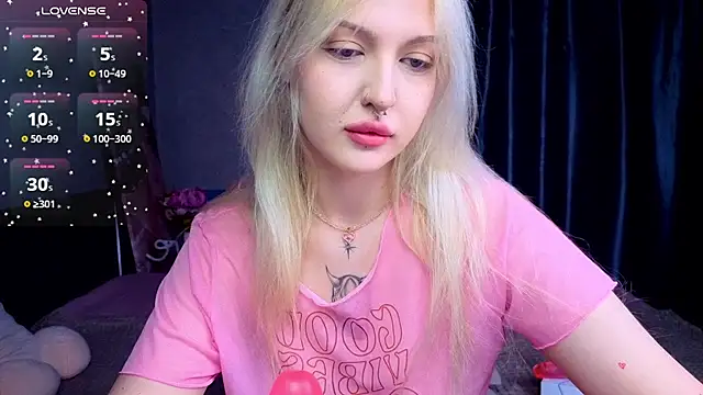 Snapshot of BlondieSummer chatting on 13, 7, 2026 BlondieSummer online show from 13, 7, 2026