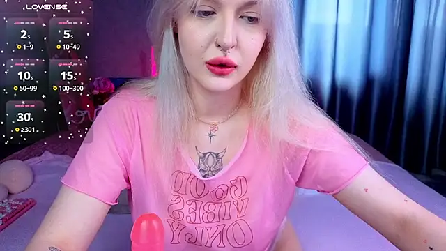 Snapshot of BlondieSummer chatting on 26, 7, 2026 BlondieSummer online show from 26, 7, 2026