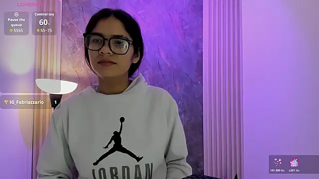 Snapshot of alina_sauvage chatting on 11, 4, 2026 alina sauvage online show from 11, 4, 2026