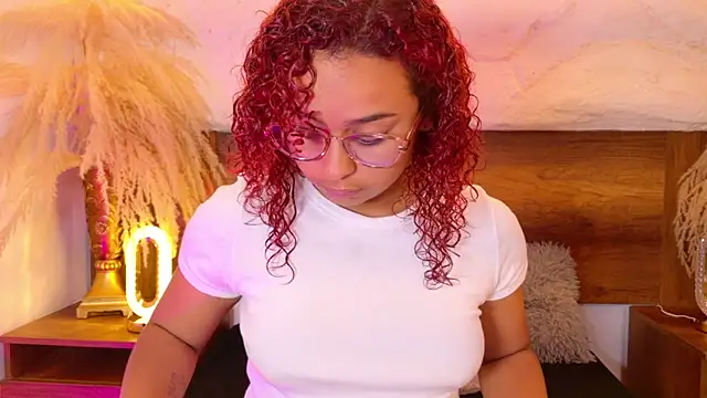 Snapshot of lara_curly chatting on 13, 4, 2026 lara curly online show from 13, 4, 2026