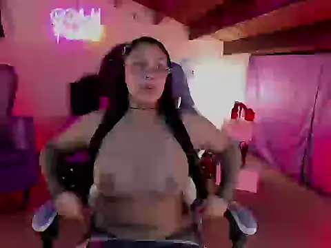 Snapshot of CristalZafiro chatting on 2, 5, 2026 CristalZafiro online show from 2, 5, 2026
