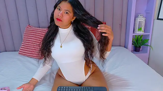 Snapshot of AhslyEvans__ chatting on 4, 4, 2026 AhslyEvans online show from 4, 4, 2026