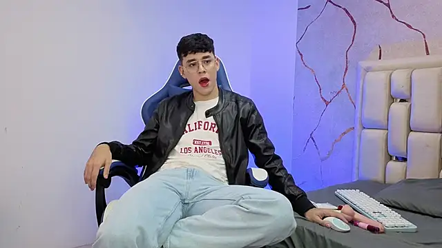 Snapshot of Tom_Parker_ chatting on 10, 4, 2026 Tom Parker online show from 10, 4, 2026