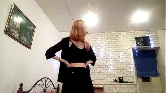 Snapshot of SirenFrost chatting on 9, 5, 2026 SirenFrost online show from 9, 5, 2026