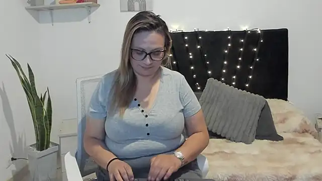 Snapshot of Just_evangeline chatting on 1, 4, 2026 Just evangeline online show from 1, 4, 2026