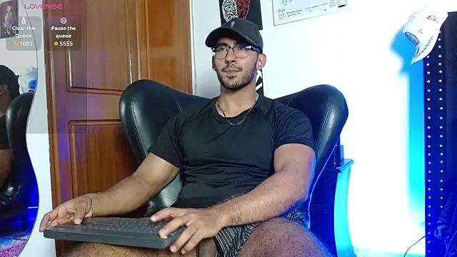 Snapshot of romanpearce_ chatting on 20, 5, 2026 romanpearce online show from 20, 5, 2026