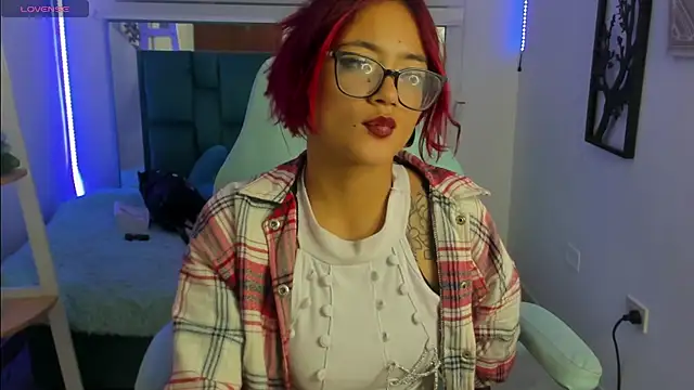 Snapshot of Sara_Red_X chatting on 7, 7, 2026 Sara Red X online show from 7, 7, 2026