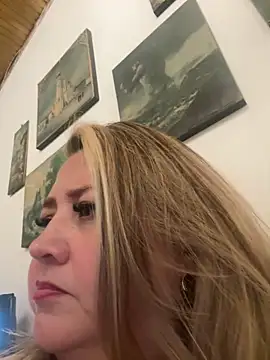 Snapshot of Martinacurvy_ chatting on 8, 4, 2026 Martinacurvy online show from 8, 4, 2026
