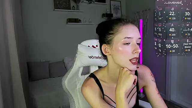 Snapshot of AnnaOddy chatting on 4, 7, 2026 AnnaOddy online show from 4, 7, 2026