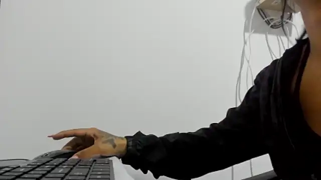 ElectraCurly online show from 8, 4, 2026