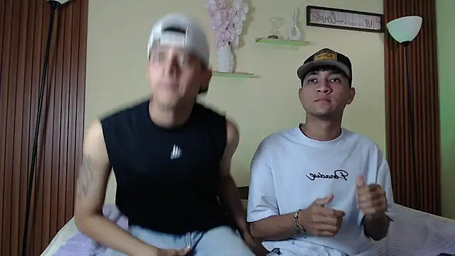 TwoHotTrouble  online show from 30, 3, 2026