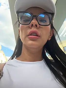 Snapshot of SofiParma chatting on 17, 6, 2026 SofiParma online show from 17, 6, 2026