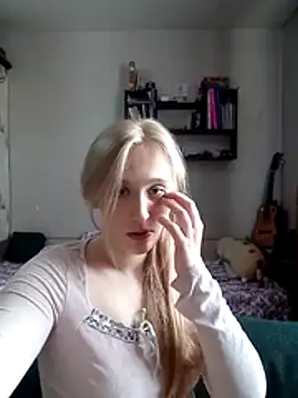 Snapshot of IsOlli chatting on 19, 5, 2026 IsOlli online show from 19, 5, 2026