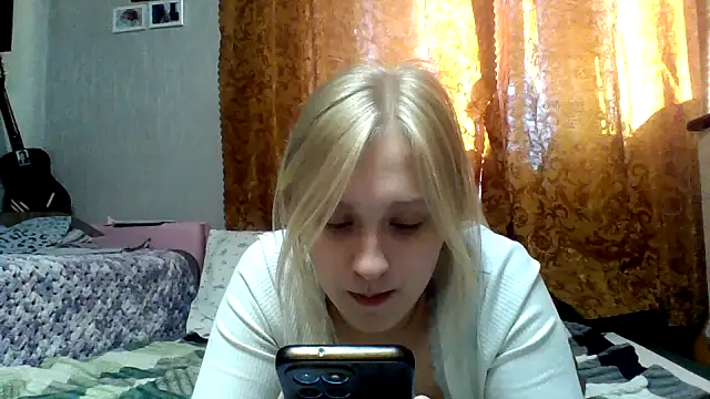 Snapshot of IsOlli chatting on 4, 6, 2026 IsOlli online show from 4, 6, 2026