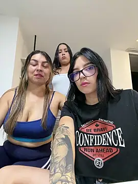 Snapshot of luna_swee chatting on 22, 4, 2026 luna swee online show from 22, 4, 2026