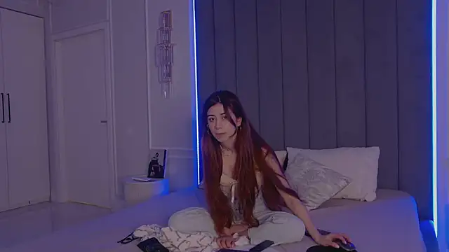 Snapshot of CarolineCox chatting on 8, 4, 2026 CarolineCox online show from 8, 4, 2026