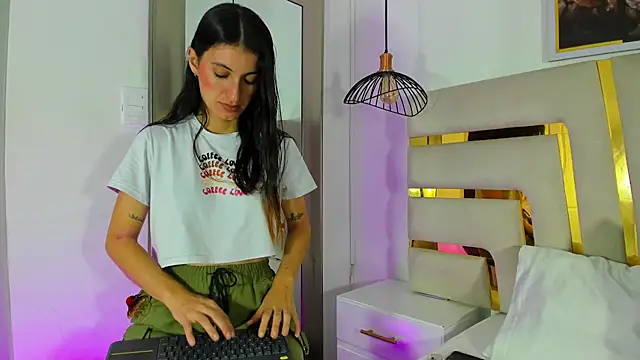 Emy-Ferrer online show from 17, 6, 2026