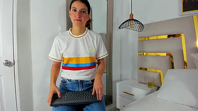 Emy-Ferrer online show from 18, 6, 2026
