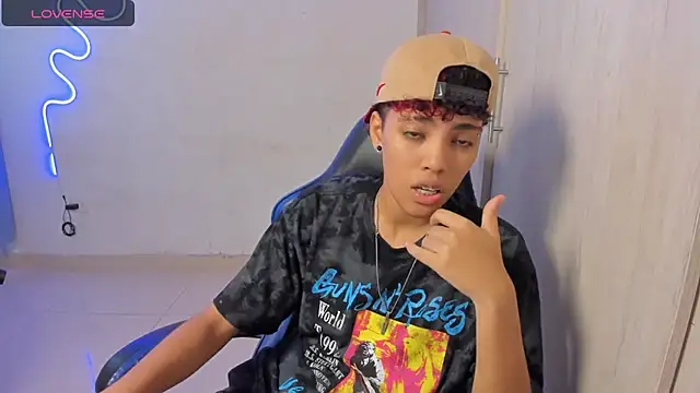 axel luxxx online show from 15, 4, 2026