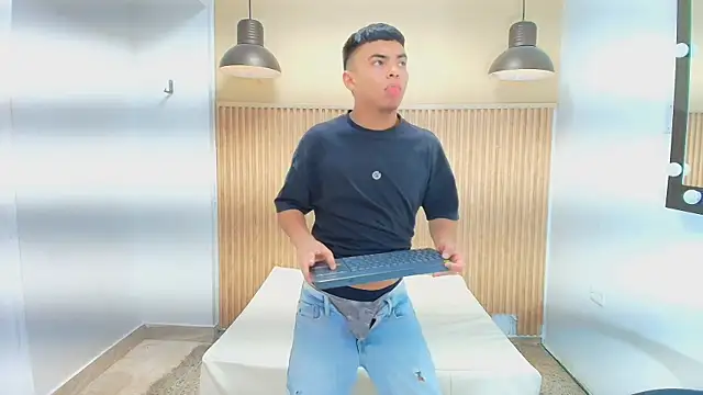 Snapshot of THIAM_KELLER1 chatting on 10, 4, 2026 THIAM KELLER1 online show from 10, 4, 2026