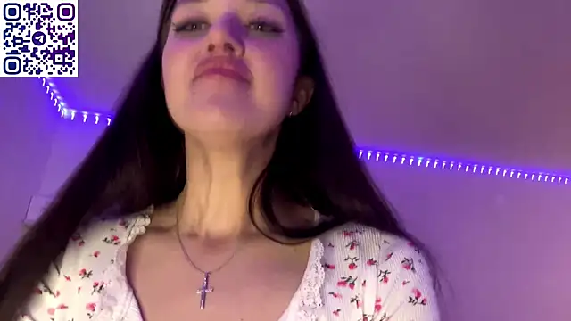 Snapshot of SophieLaine chatting on 8, 5, 2026 SophieLaine online show from 8, 5, 2026