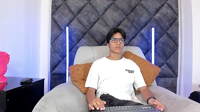 Snapshot of LiamKron chatting on 6, 5, 2026 LiamKron online show from 6, 5, 2026