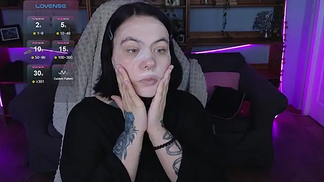 QwertyAnnie Lbo online show from 11, 4, 2026