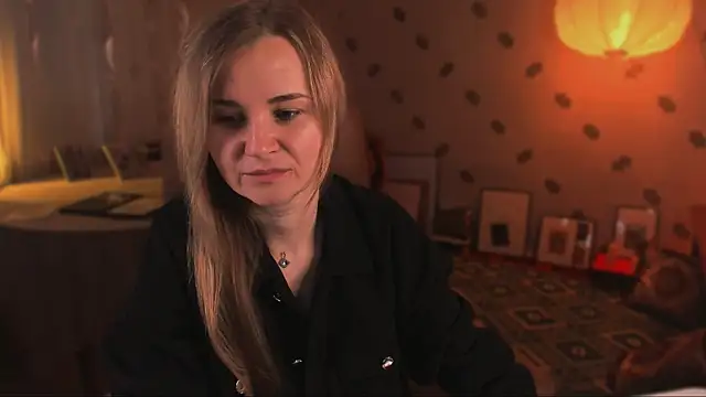 Snapshot of MiaSparkes chatting on 27, 5, 2026 MiaSparkes online show from 27, 5, 2026