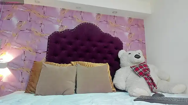 luna bloomm  online show from 4, 7, 2026