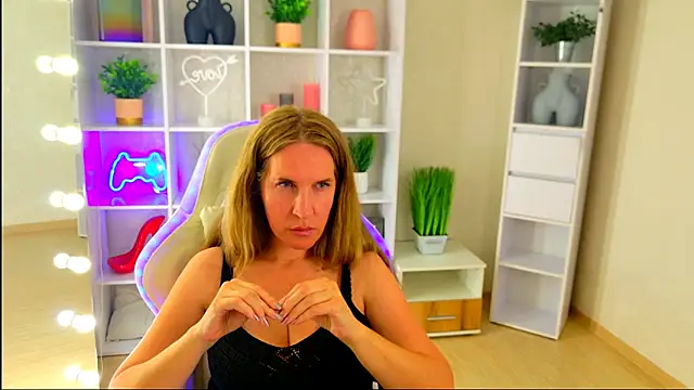 MollyLoll online show from 30, 6, 2026
