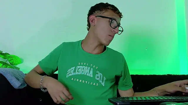 Snapshot of Damian_nix chatting on 14, 4, 2026 Damian nix online show from 14, 4, 2026