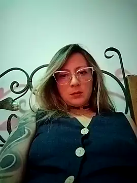 Snapshot of VALELUXX chatting on 3, 5, 2026 VALELUXX online show from 3, 5, 2026