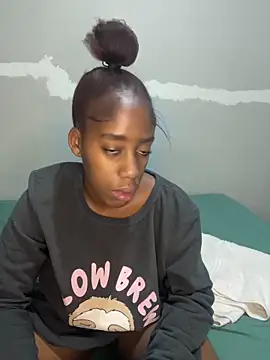 Snapshot of petite_bee chatting on 2, 5, 2026 petite bee online show from 2, 5, 2026