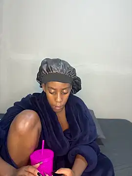 Snapshot of petite_bee chatting on 12, 5, 2026 petite bee online show from 12, 5, 2026