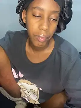 Snapshot of petite_bee chatting on 3, 7, 2026 petite bee online show from 3, 7, 2026