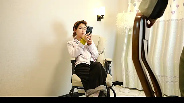 Snapshot of Mia--11 chatting on 13, 4, 2026 Mia--11 online show from 13, 4, 2026