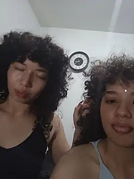 Snapshot of Chloe_and_Violeta chatting on 24, 4, 2026 Chloe and Violeta online show from 24, 4, 2026