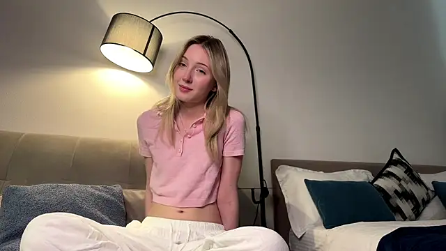 Snapshot of Kattie_Petite chatting on 21, 4, 2026 Kattie Petite online show from 21, 4, 2026