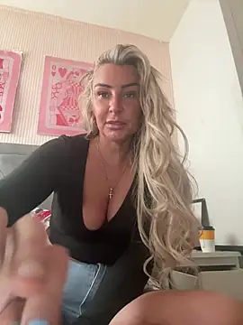 Snapshot of Naughtyhousewife_x chatting on 28, 4, 2026 Naughtyhousewife x online show from 28, 4, 2026