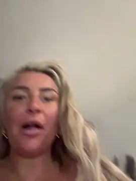Snapshot of Naughtyhousewife_x chatting on 29, 4, 2026 Naughtyhousewife x online show from 29, 4, 2026