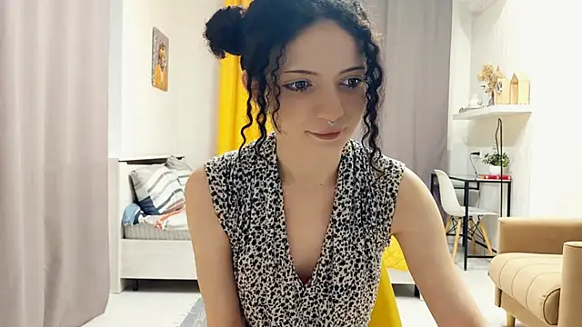 Snapshot of CinnamonCurl chatting on 4, 6, 2026 CinnamonCurl online show from 4, 6, 2026