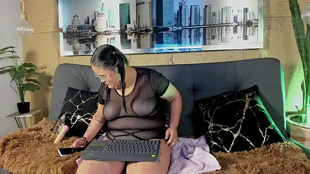 Luna  Cortez online show from 4, 6, 2026