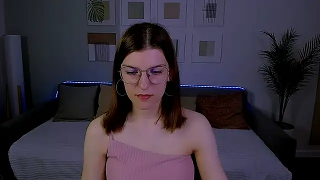 Snapshot of AnnaThorne chatting on 7, 5, 2026 AnnaThorne online show from 7, 5, 2026