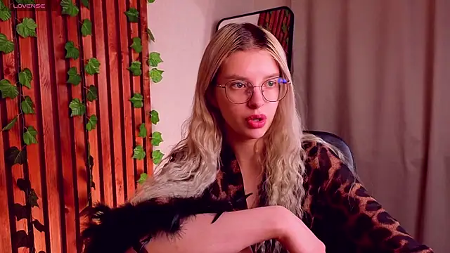 Snapshot of TiffyPeachy chatting on 21, 4, 2026 TiffyPeachy online show from 21, 4, 2026