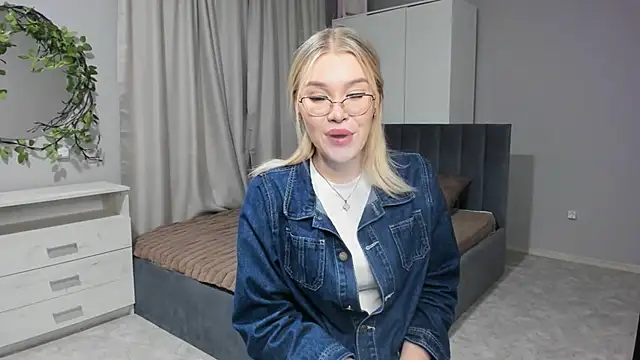 Snapshot of BlondeAura chatting on 6, 5, 2026 BlondeAura online show from 6, 5, 2026