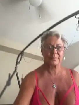 Snapshot of SilverRain_ chatting on 22, 4, 2026 SilverRain online show from 22, 4, 2026