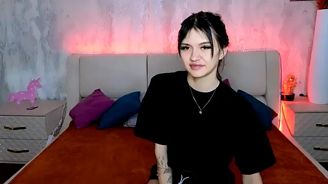Holly Beck online show from 8, 6, 2026
