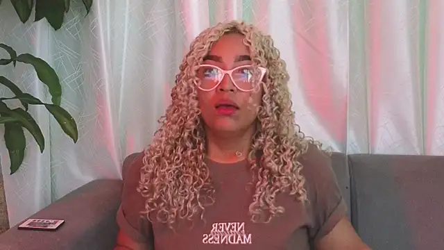 Snapshot of Luana_curly chatting on 20, 4, 2026 Luana curly online show from 20, 4, 2026