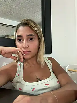 Snapshot of LoisC chatting on 27, 4, 2026 LoisC online show from 27, 4, 2026